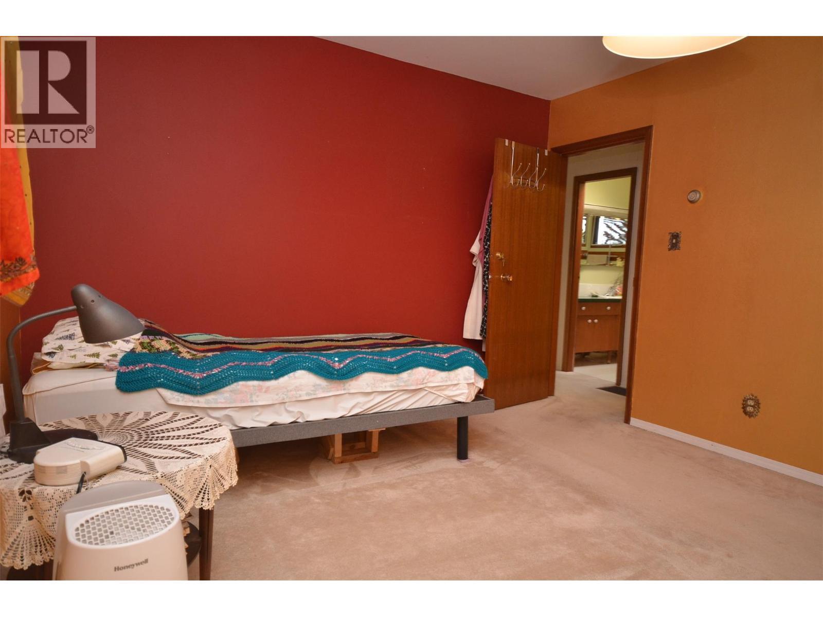 7609 Cunliffe Road, Coldstream, BC - Indoor Photo Showing Bedroom