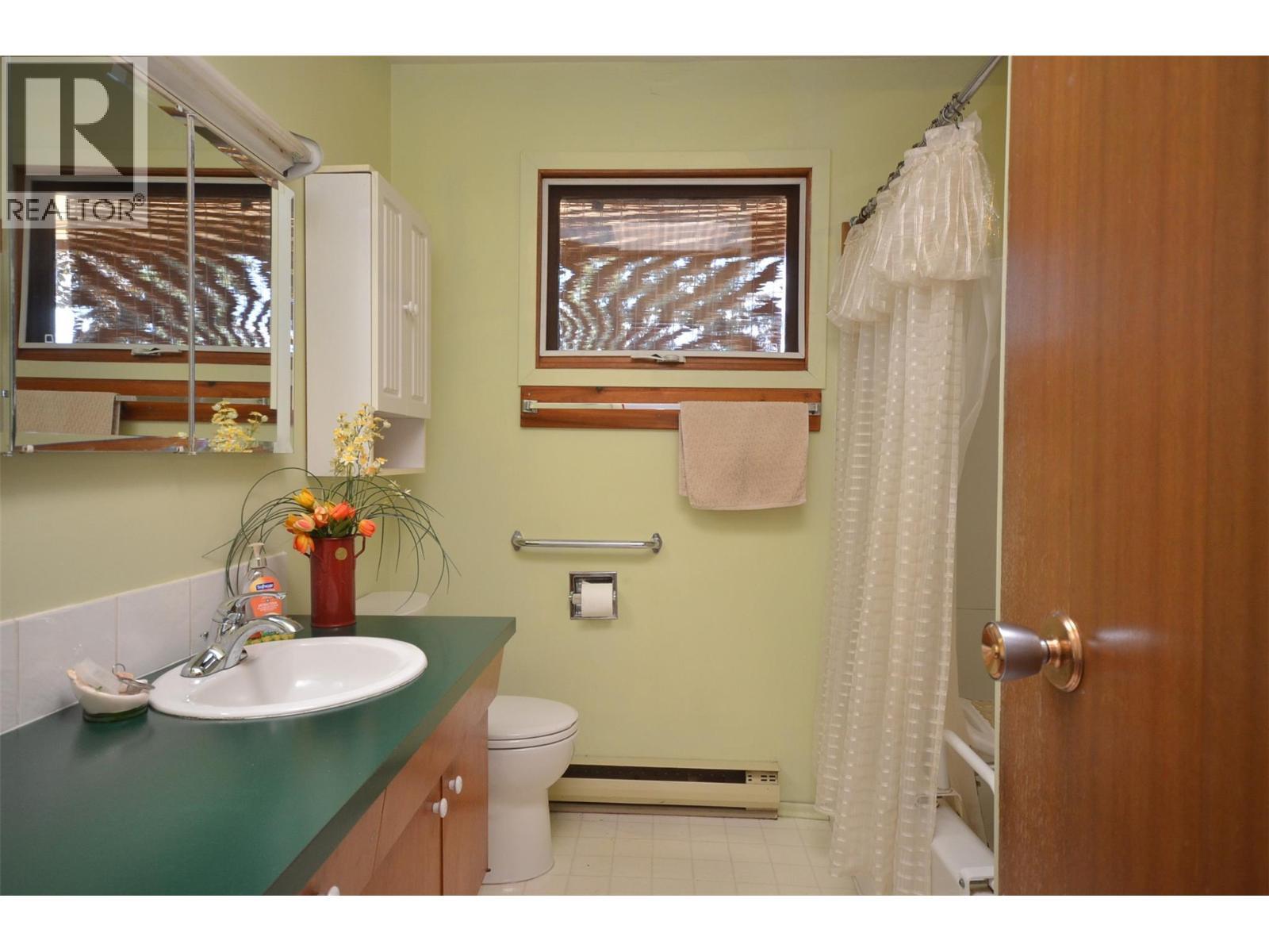 7609 Cunliffe Road, Coldstream, BC - Indoor Photo Showing Bathroom