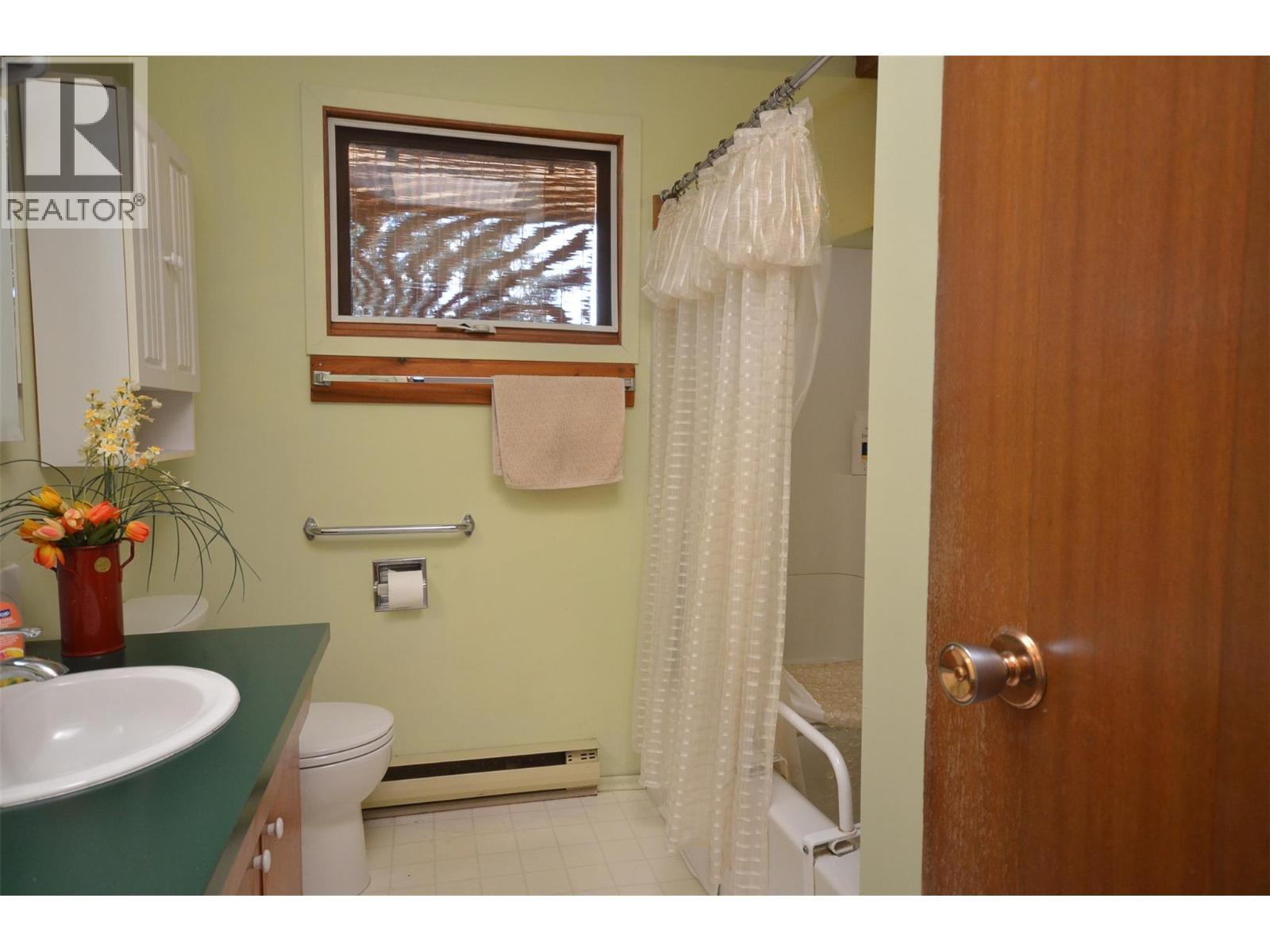 7609 Cunliffe Road, Coldstream, BC - Indoor Photo Showing Bathroom