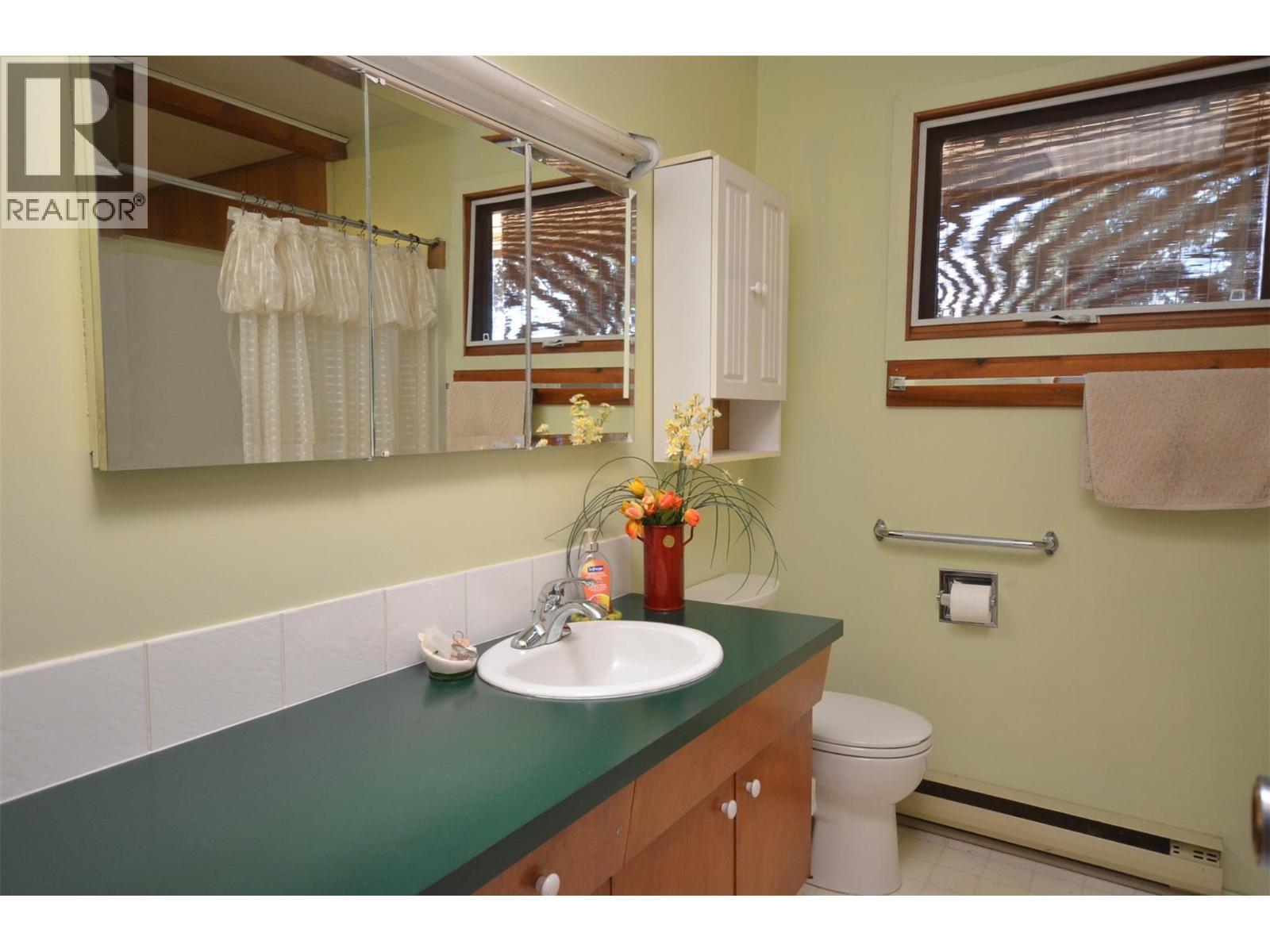 7609 Cunliffe Road, Coldstream, BC - Indoor Photo Showing Bathroom