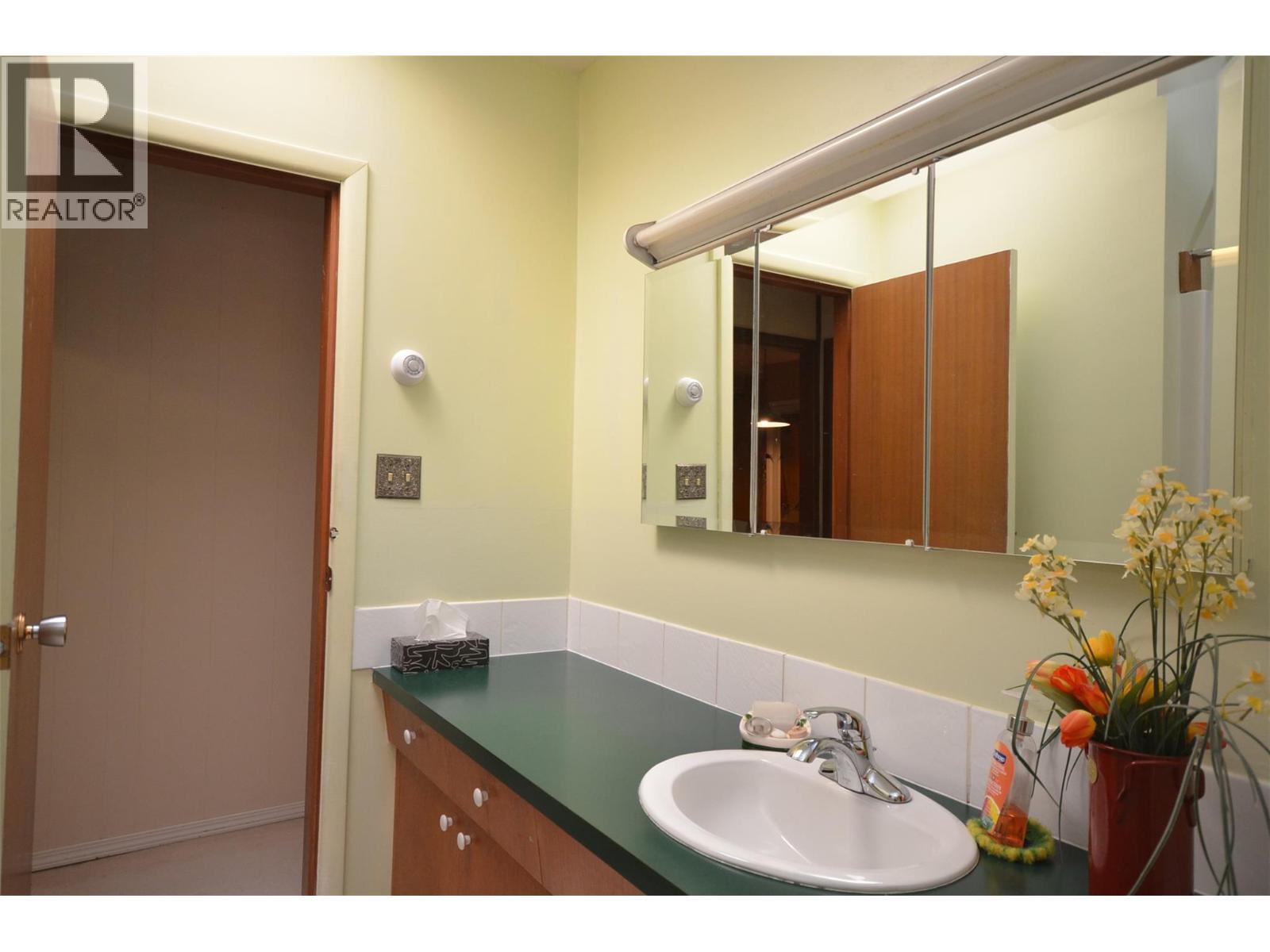 7609 Cunliffe Road, Coldstream, BC - Indoor Photo Showing Bathroom