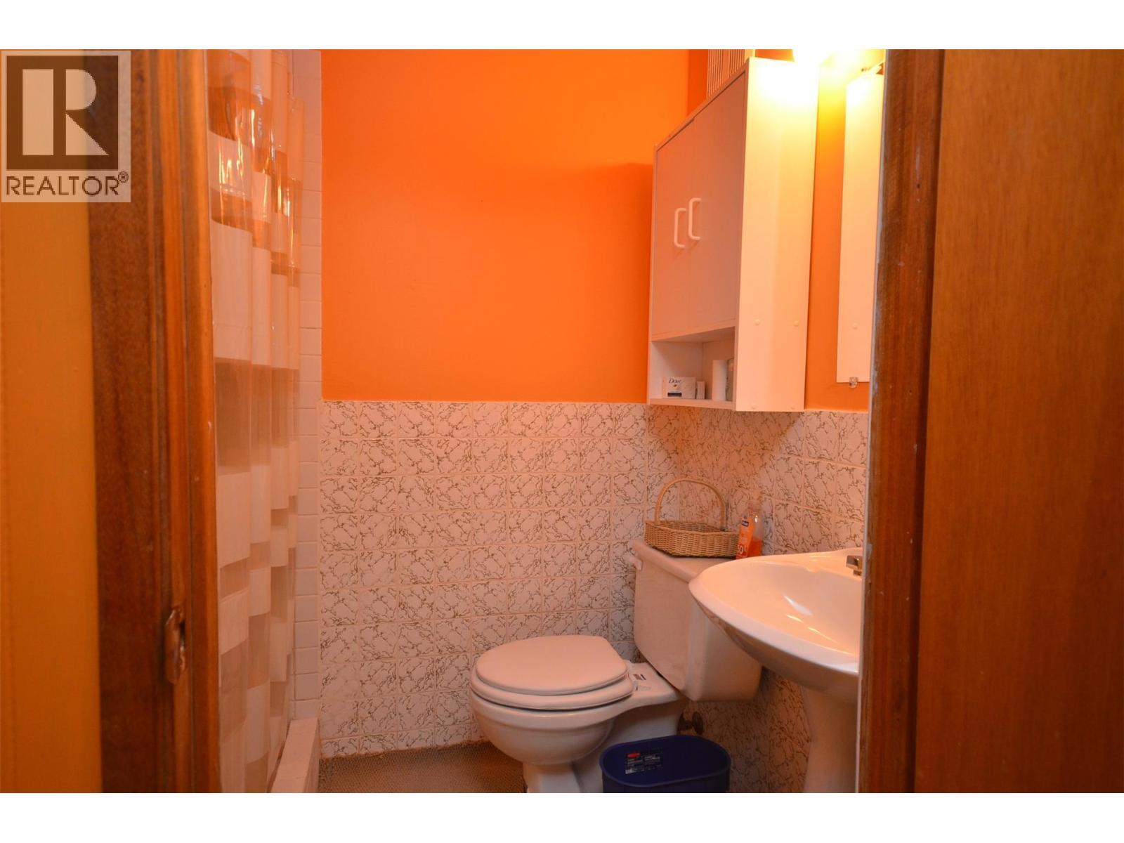 7609 Cunliffe Road, Coldstream, BC - Indoor Photo Showing Bathroom