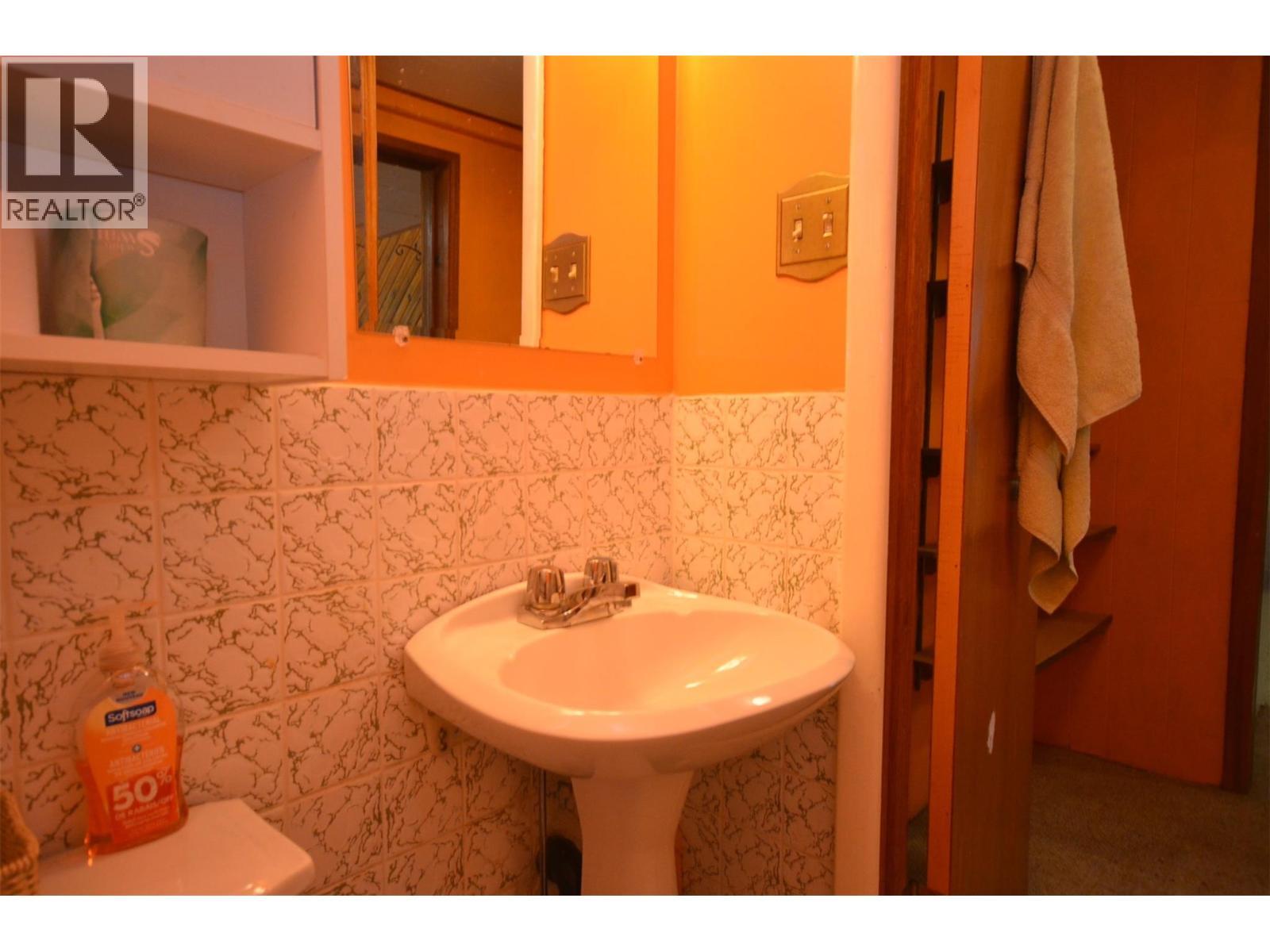 7609 Cunliffe Road, Coldstream, BC - Indoor Photo Showing Bathroom
