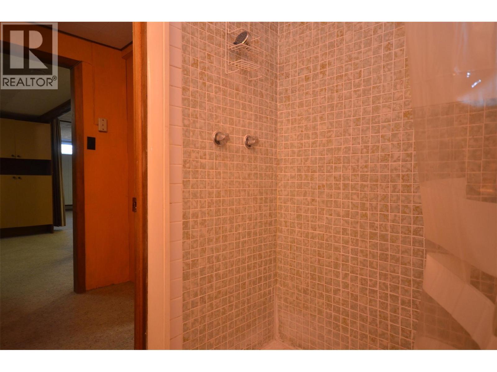 7609 Cunliffe Road, Coldstream, BC - Indoor Photo Showing Bathroom