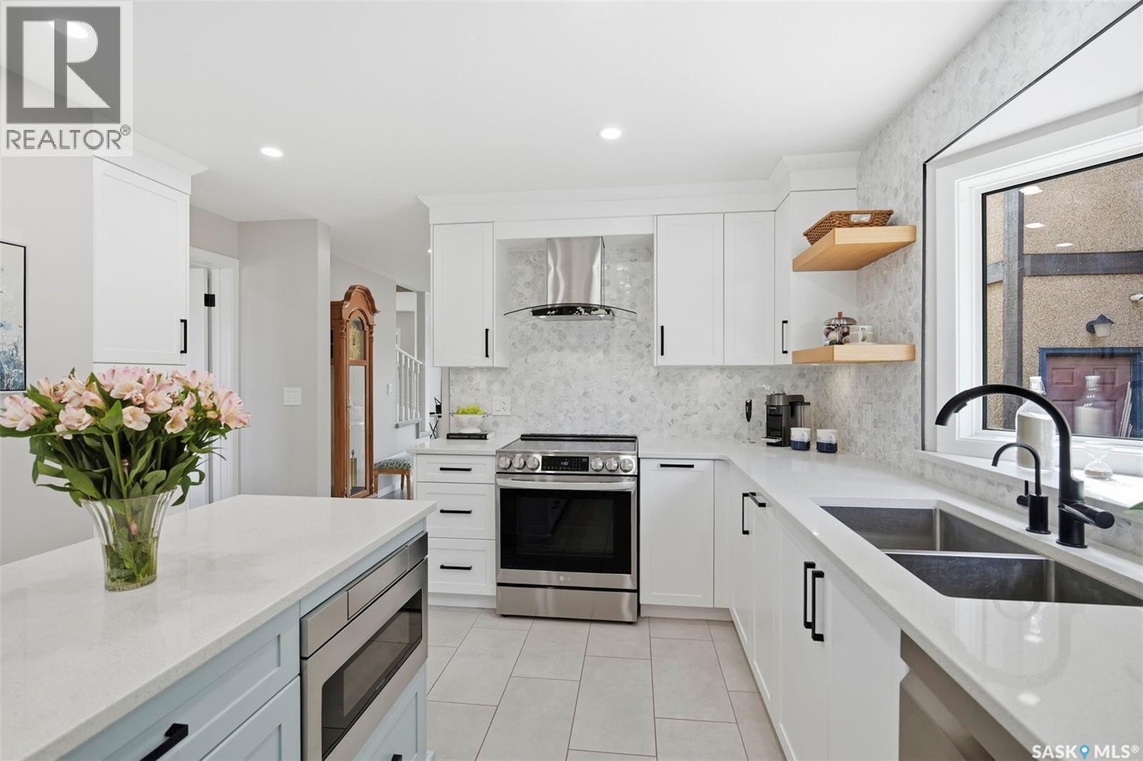 306 Whitewood Road, Saskatoon, SK - Indoor Photo Showing Kitchen With Double Sink With Upgraded Kitchen