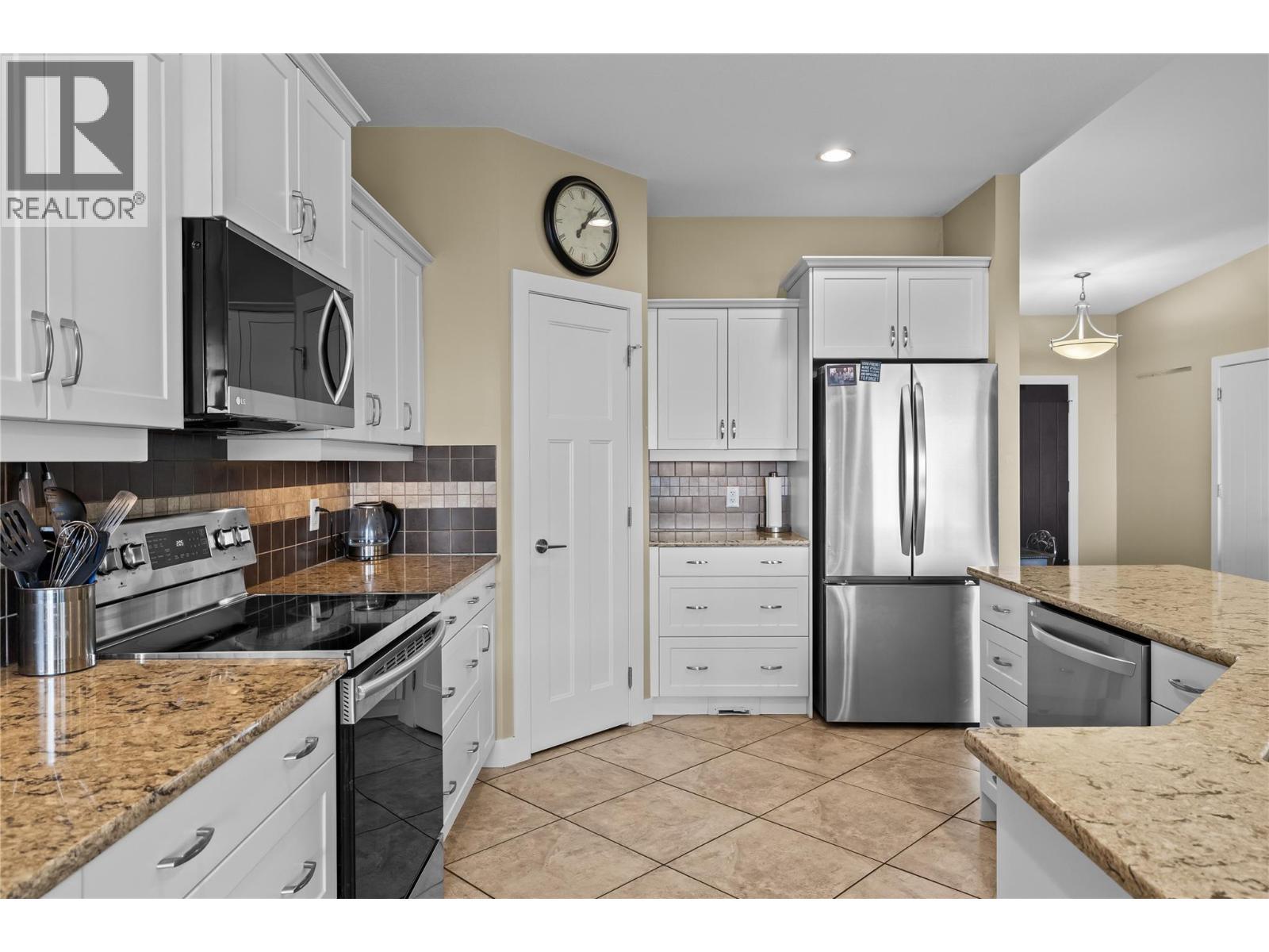 2421 Glacier Court Unit# 2, Kelowna, BC - Indoor Photo Showing Kitchen With Upgraded Kitchen