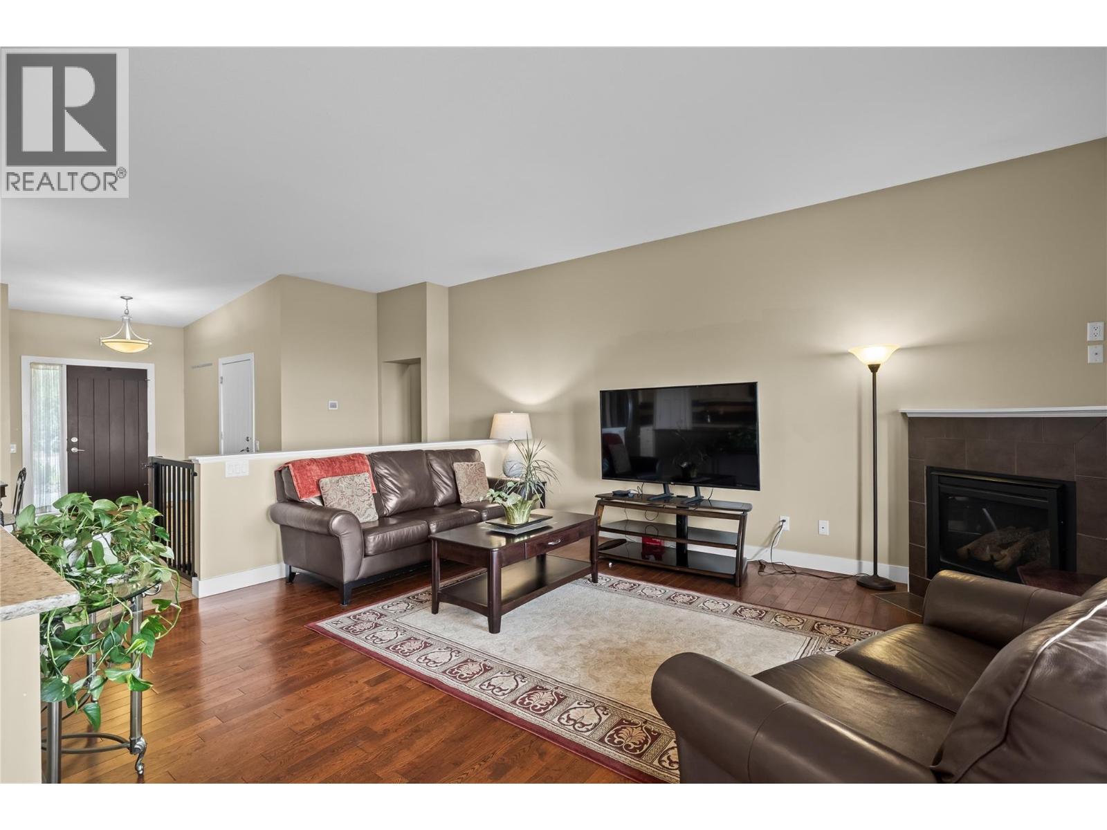 2421 Glacier Court Unit# 2, Kelowna, BC - Indoor Photo Showing Living Room With Fireplace