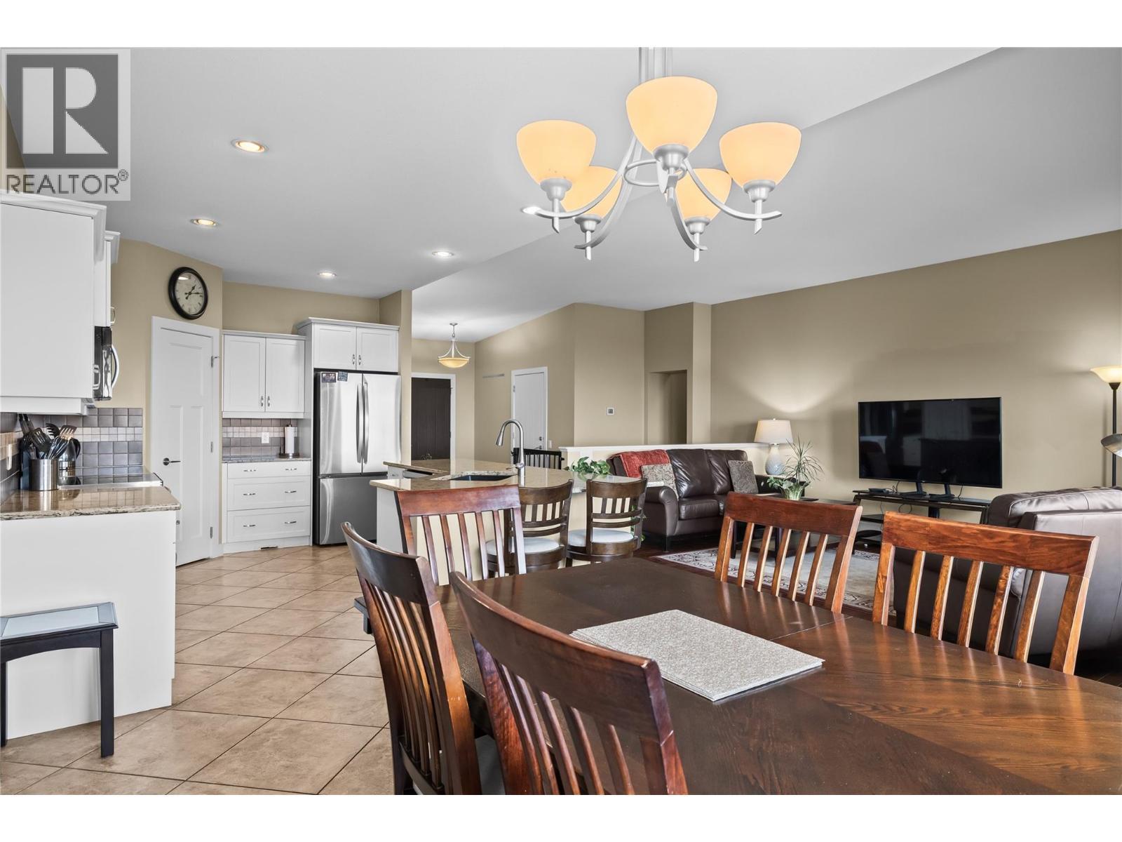 2421 Glacier Court Unit# 2, Kelowna, BC - Indoor Photo Showing Dining Room