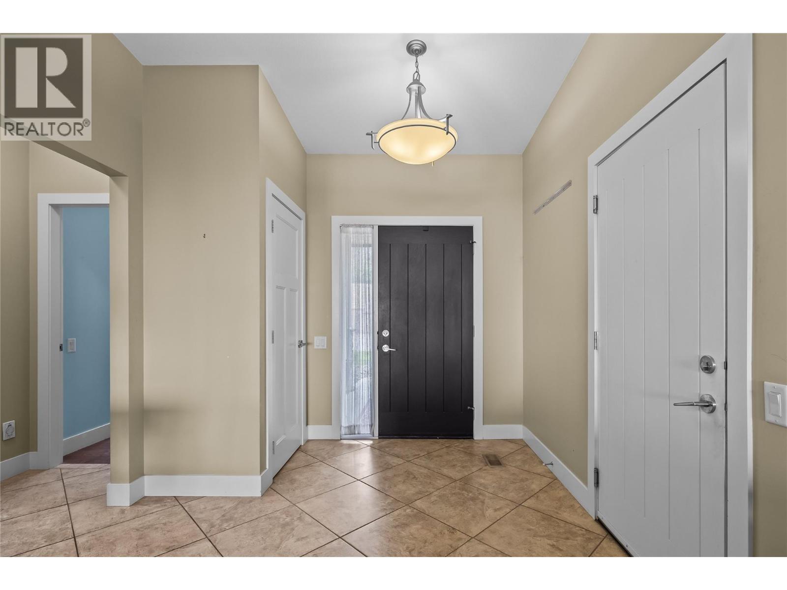 2421 Glacier Court Unit# 2, Kelowna, BC - Indoor Photo Showing Other Room