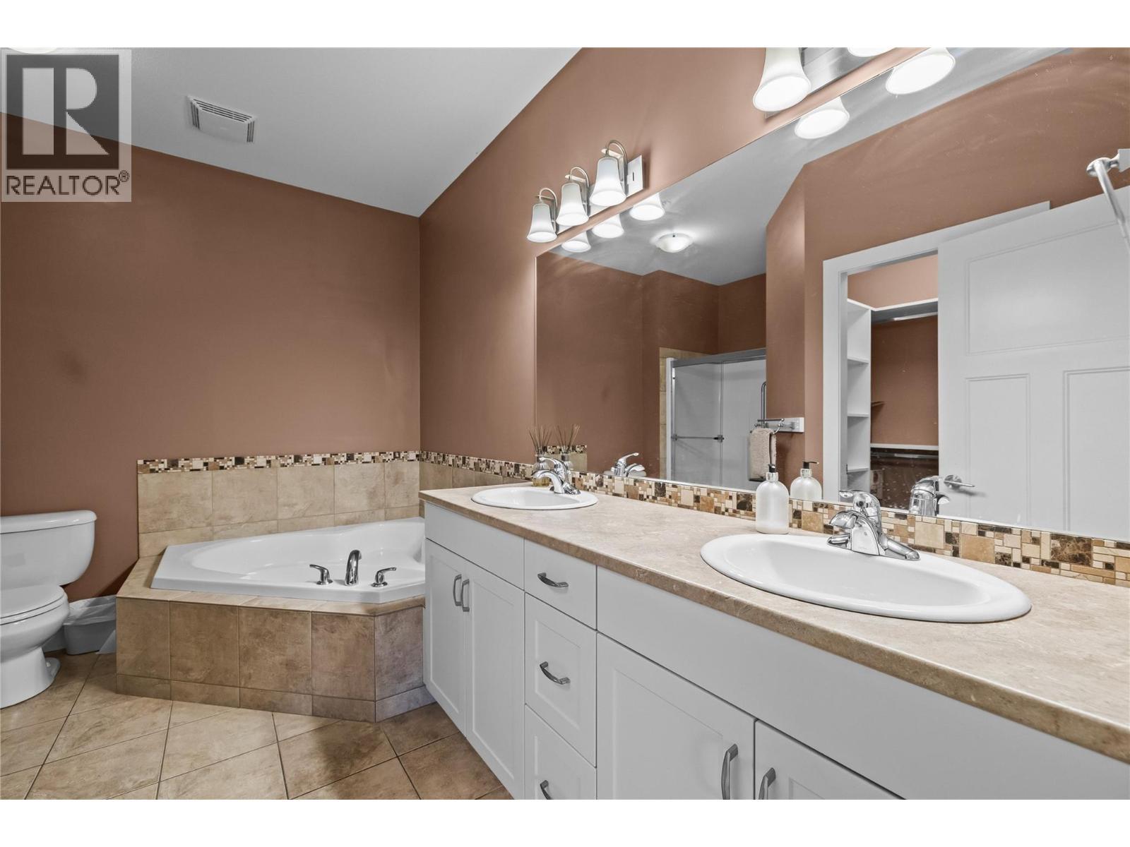 2421 Glacier Court Unit# 2, Kelowna, BC - Indoor Photo Showing Bathroom