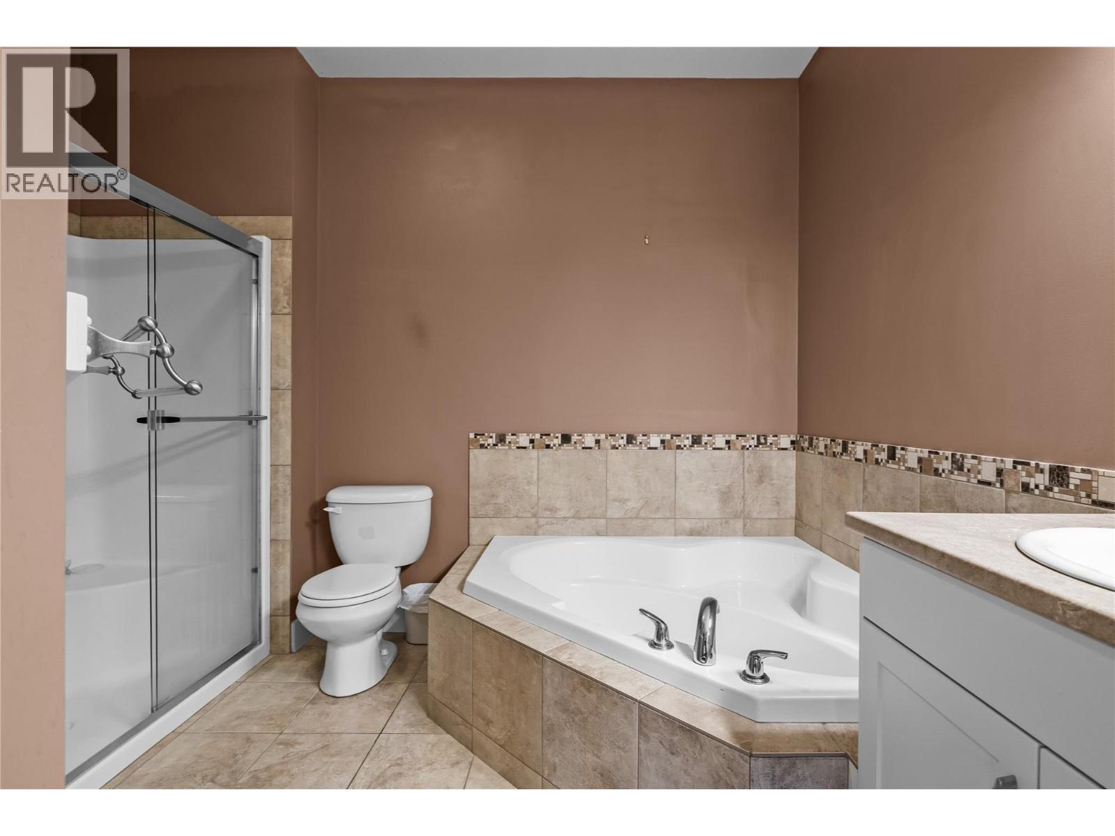 2421 Glacier Court Unit# 2, Kelowna, BC - Indoor Photo Showing Bathroom