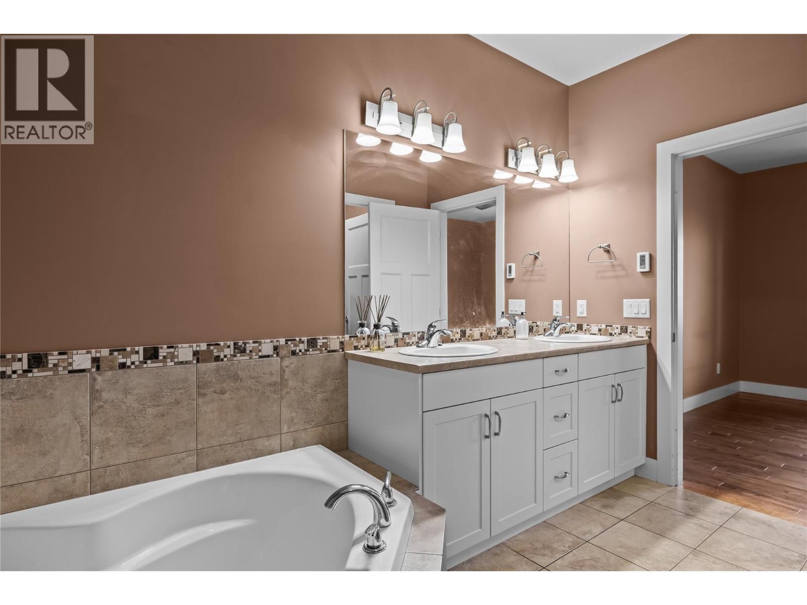 2421 Glacier Court Unit# 2, Kelowna, BC - Indoor Photo Showing Bathroom