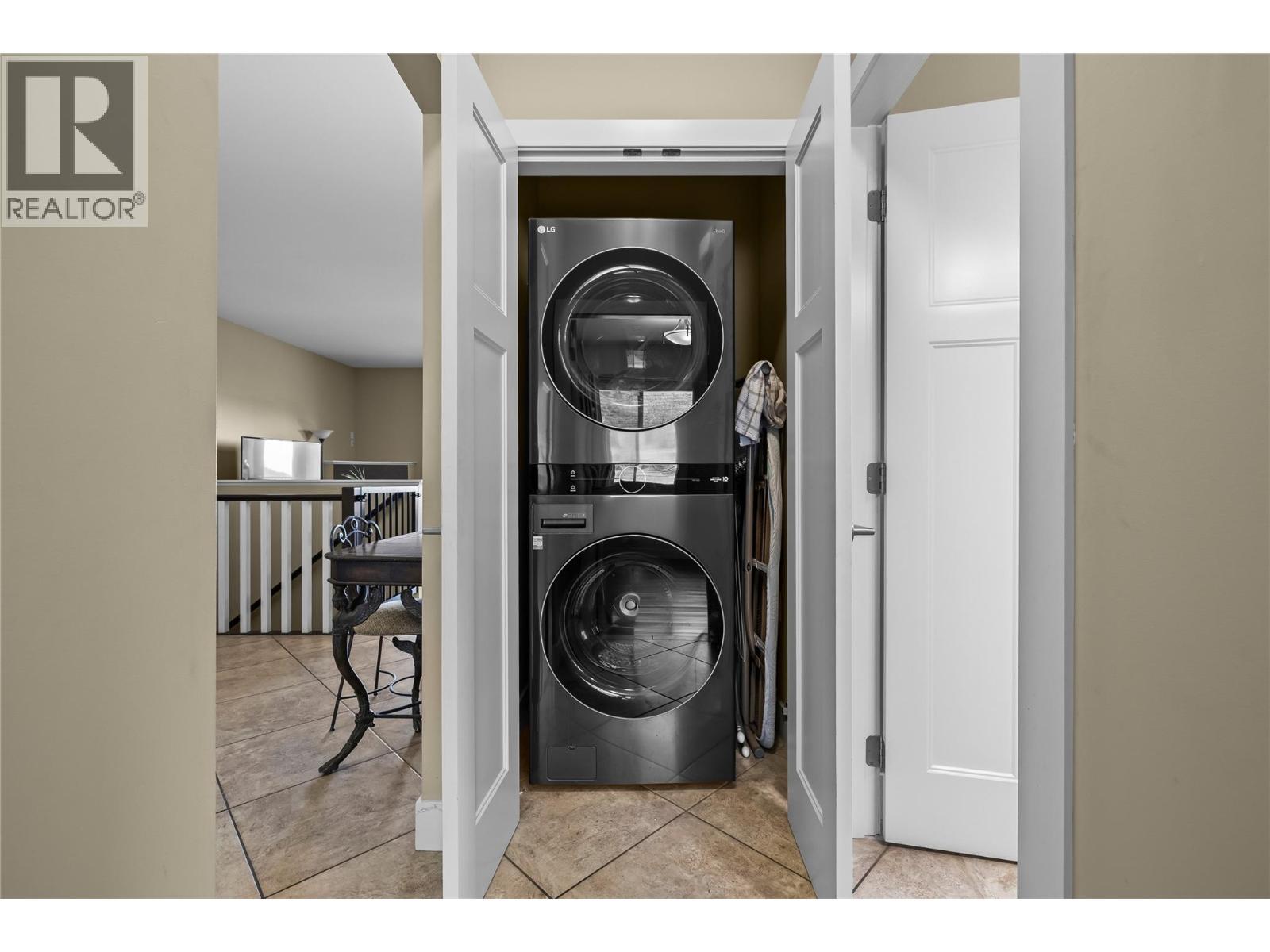 2421 Glacier Court Unit# 2, Kelowna, BC - Indoor Photo Showing Laundry Room