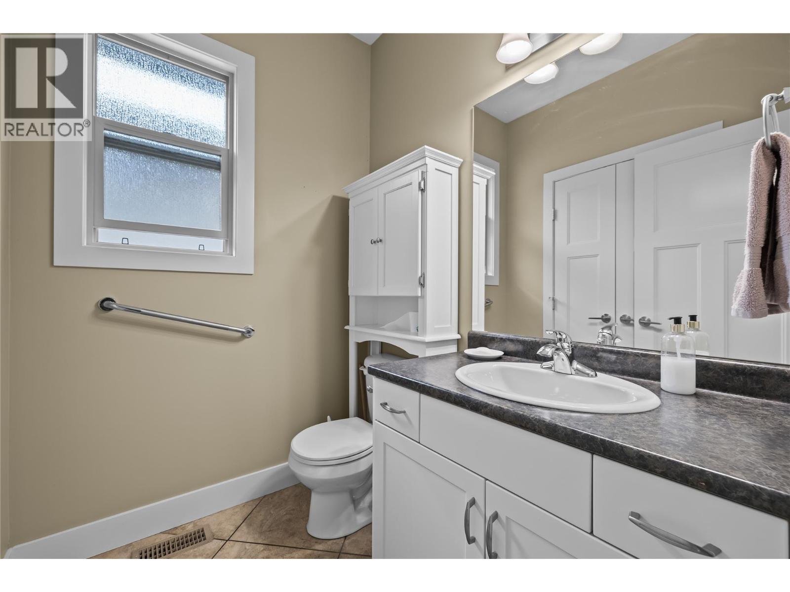 2421 Glacier Court Unit# 2, Kelowna, BC - Indoor Photo Showing Bathroom