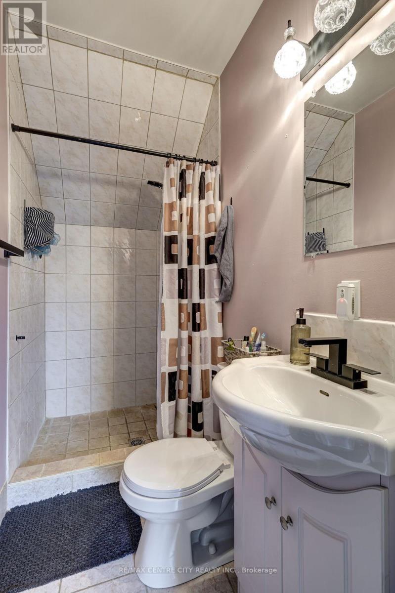169 Wellington Street, St. Thomas, ON - Indoor Photo Showing Bathroom
