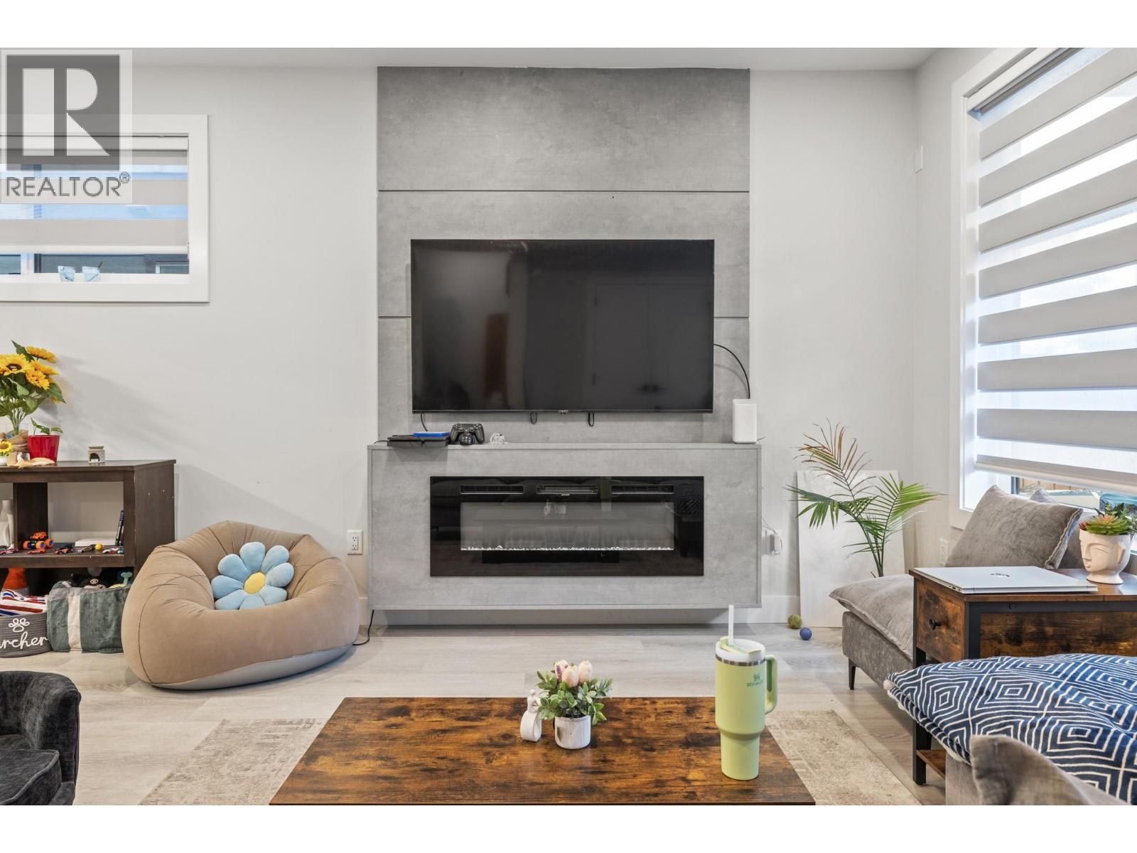 830 Glenwood Avenue Unit# 2, Kelowna, BC - Indoor Photo Showing Living Room With Fireplace