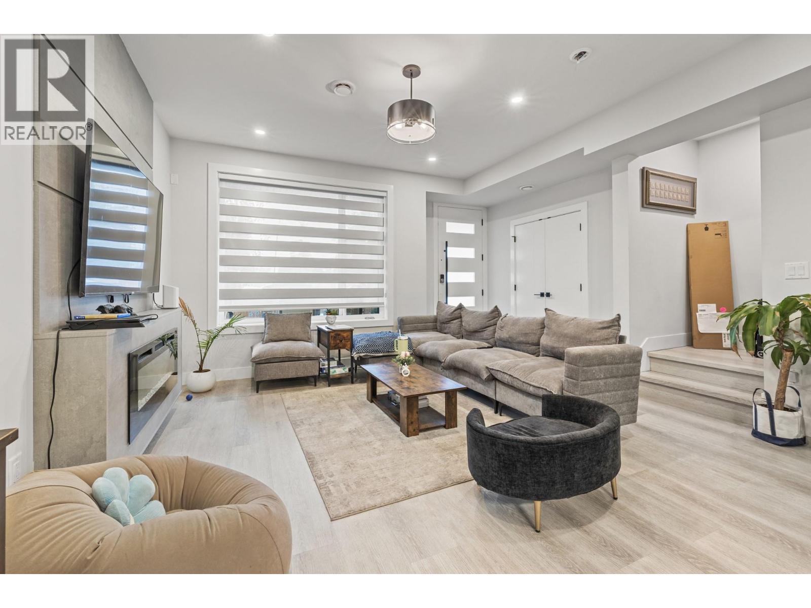 830 Glenwood Avenue Unit# 2, Kelowna, BC - Indoor Photo Showing Living Room