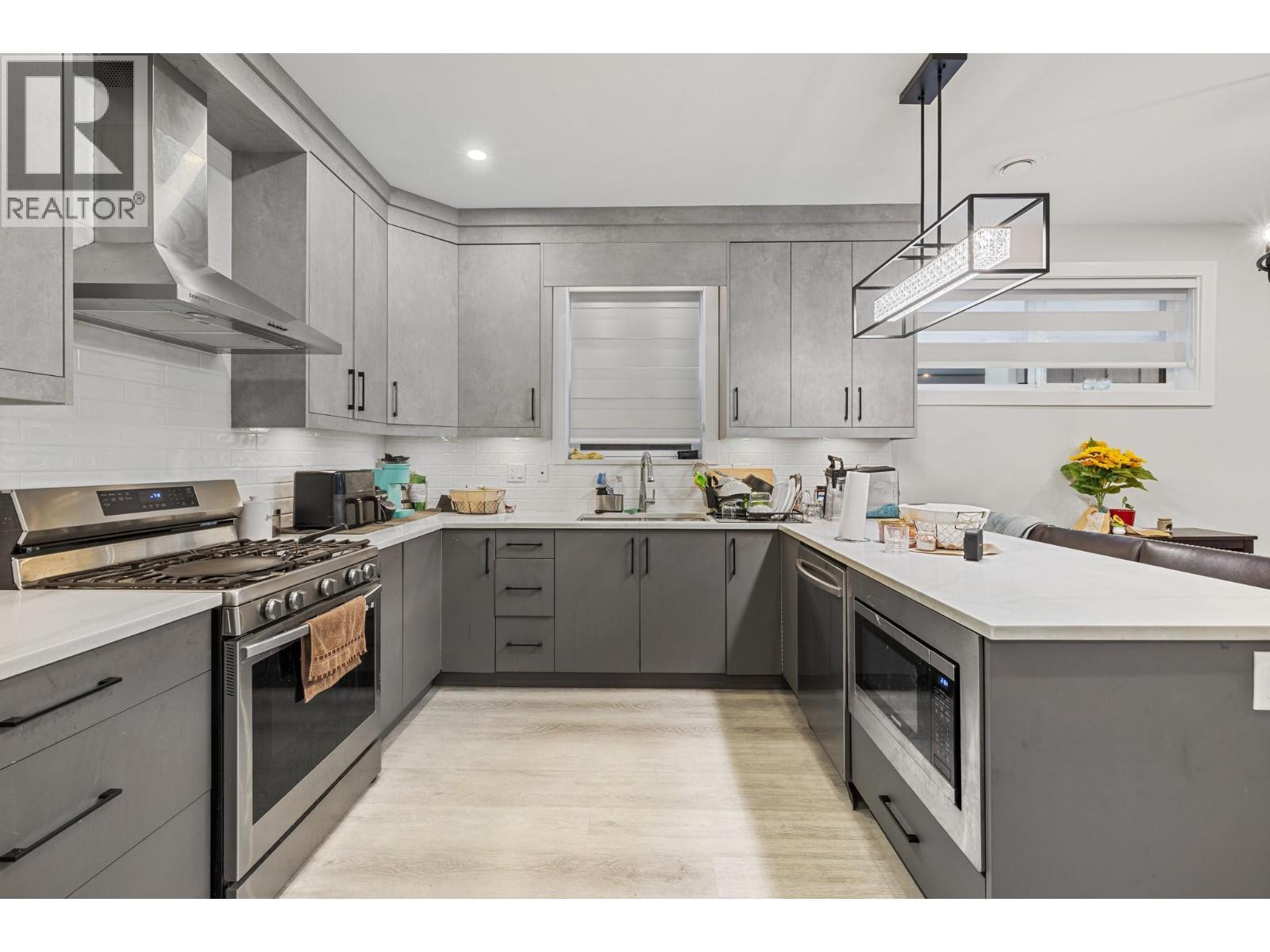 830 Glenwood Avenue Unit# 2, Kelowna, BC - Indoor Photo Showing Kitchen With Upgraded Kitchen