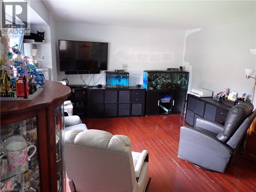 15 Blair Avenue, Hamilton, ON - Indoor Photo Showing Living Room