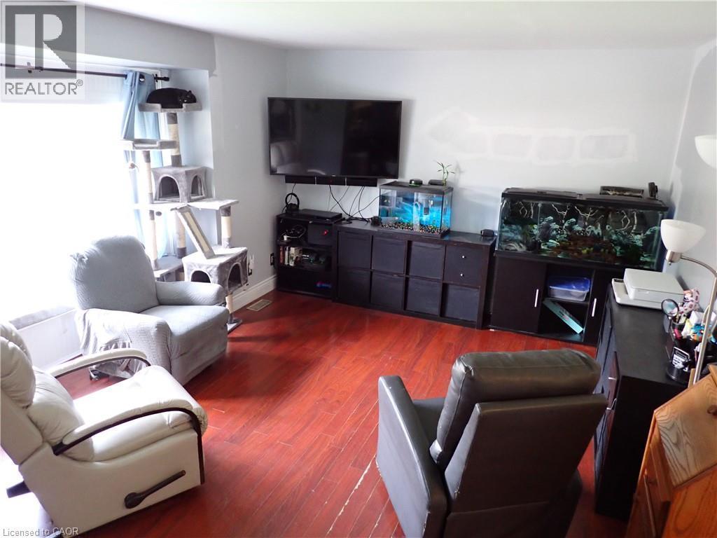 15 Blair Avenue, Hamilton, ON - Indoor Photo Showing Living Room
