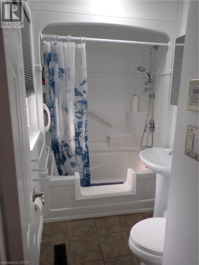 15 Blair Avenue, Hamilton, ON - Indoor Photo Showing Bathroom