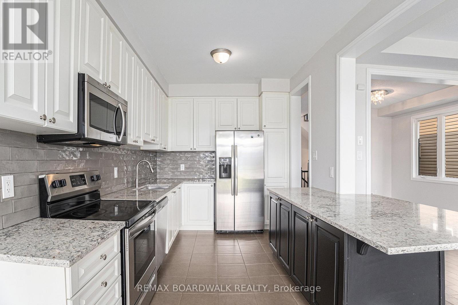 628 Monardia Way, Ottawa, ON - Indoor Photo Showing Kitchen With Upgraded Kitchen