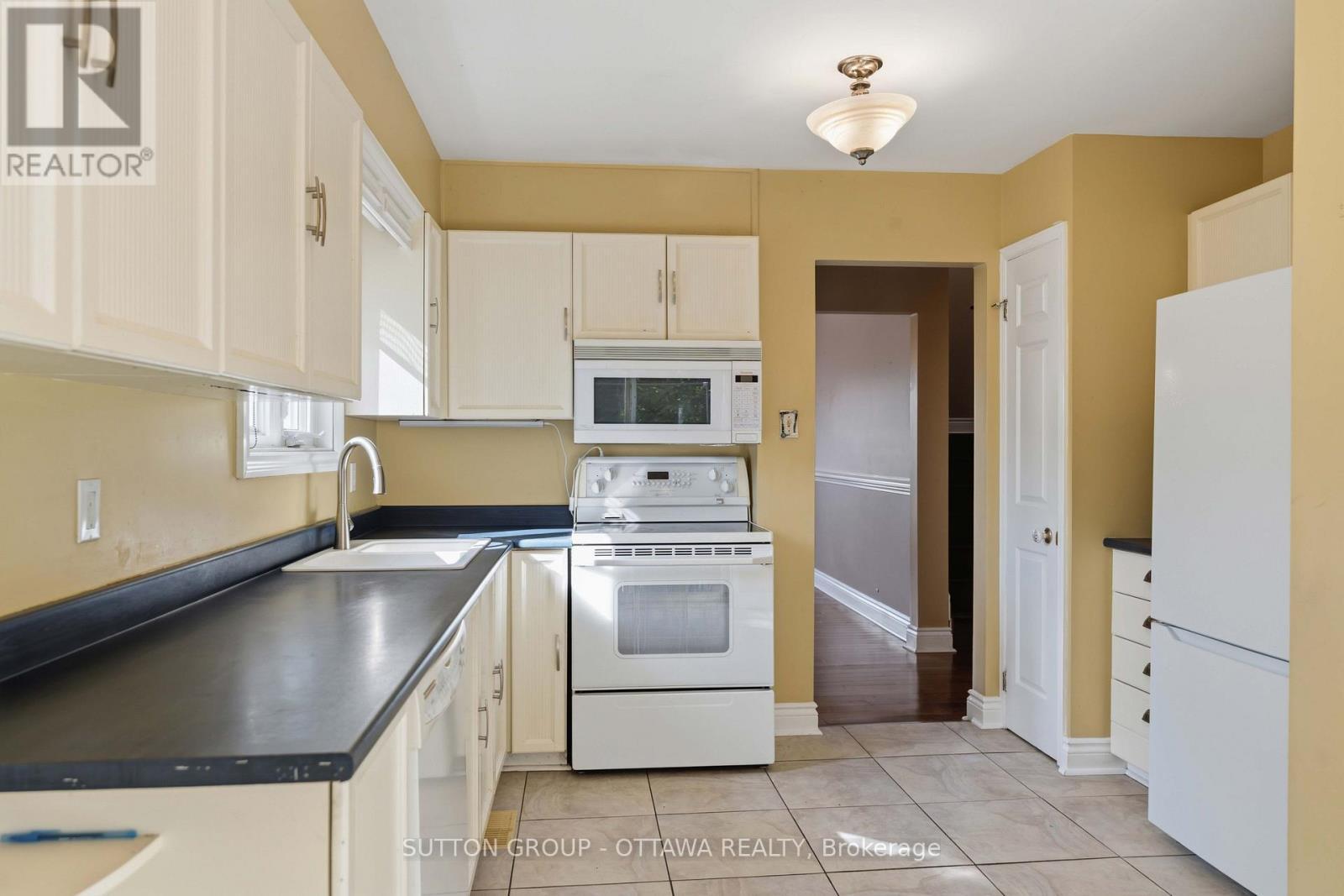 16 Crimson Gate, Ottawa, ON - Indoor Photo Showing Kitchen