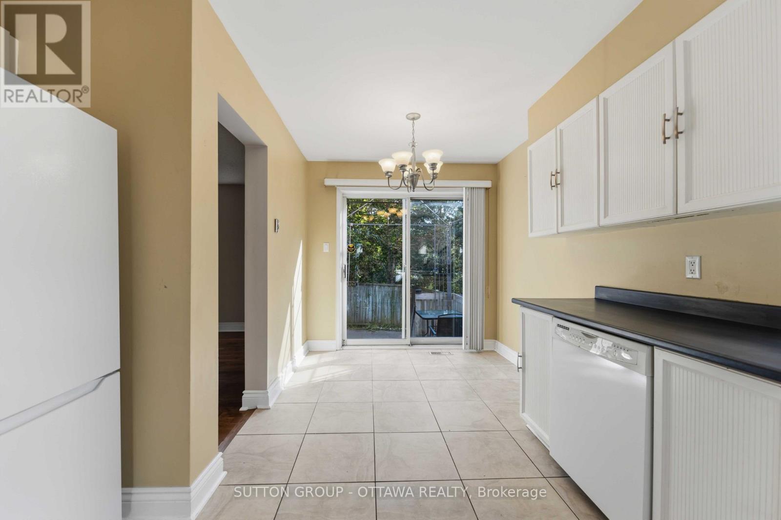 16 Crimson Gate, Ottawa, ON - Indoor Photo Showing Kitchen
