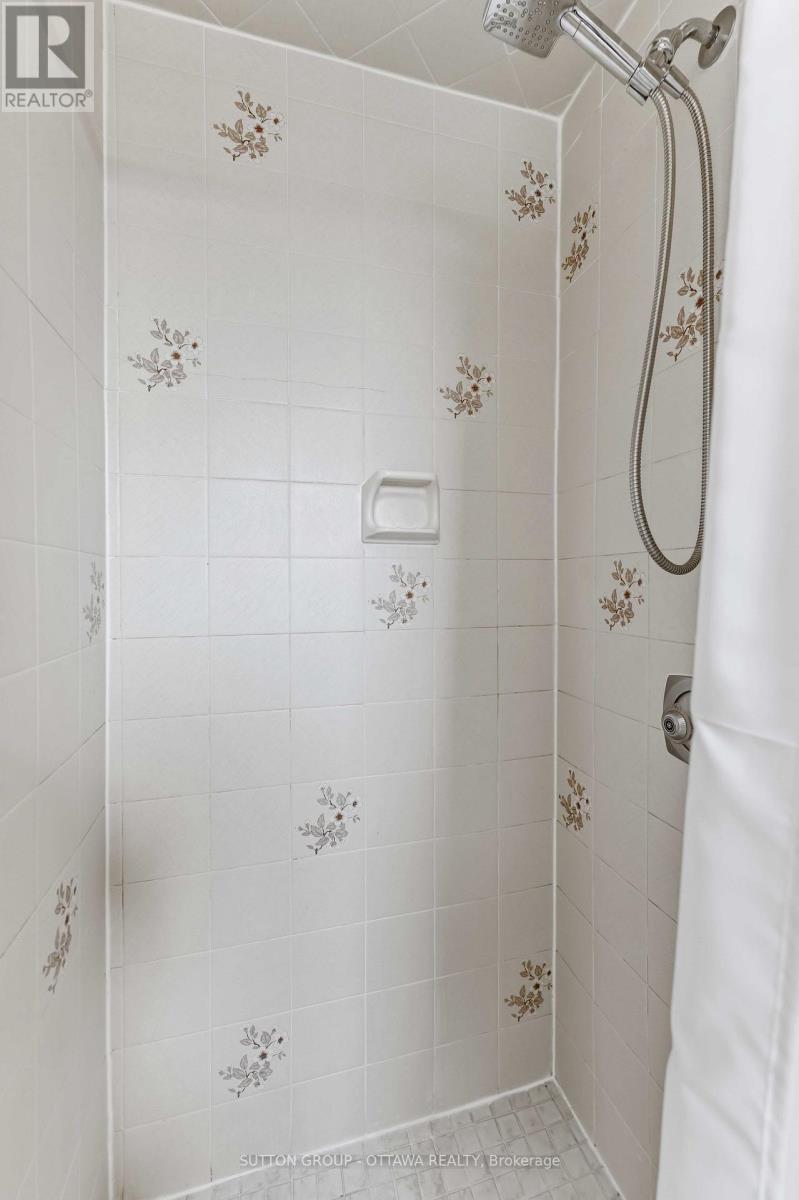 16 Crimson Gate, Ottawa, ON - Indoor Photo Showing Bathroom