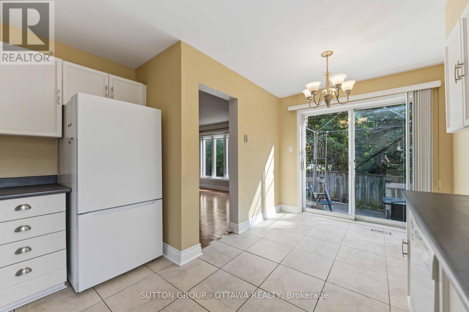 16 Crimson Gate, Ottawa, ON - Indoor Photo Showing Kitchen