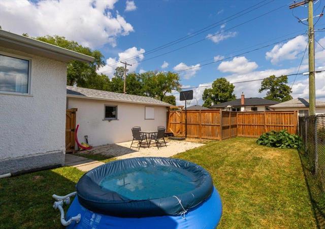 633 Melrose Ave, Winnipeg, MB - Outdoor With Backyard