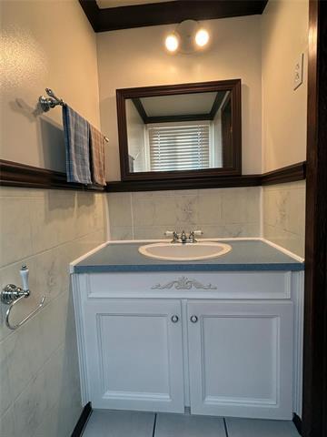 861 Sheppard St, Winnipeg, MB - Indoor Photo Showing Bathroom