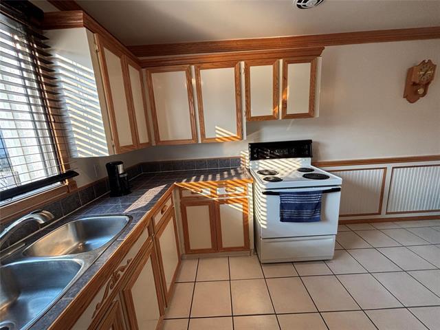 861 Sheppard St, Winnipeg, MB - Indoor Photo Showing Kitchen With Double Sink