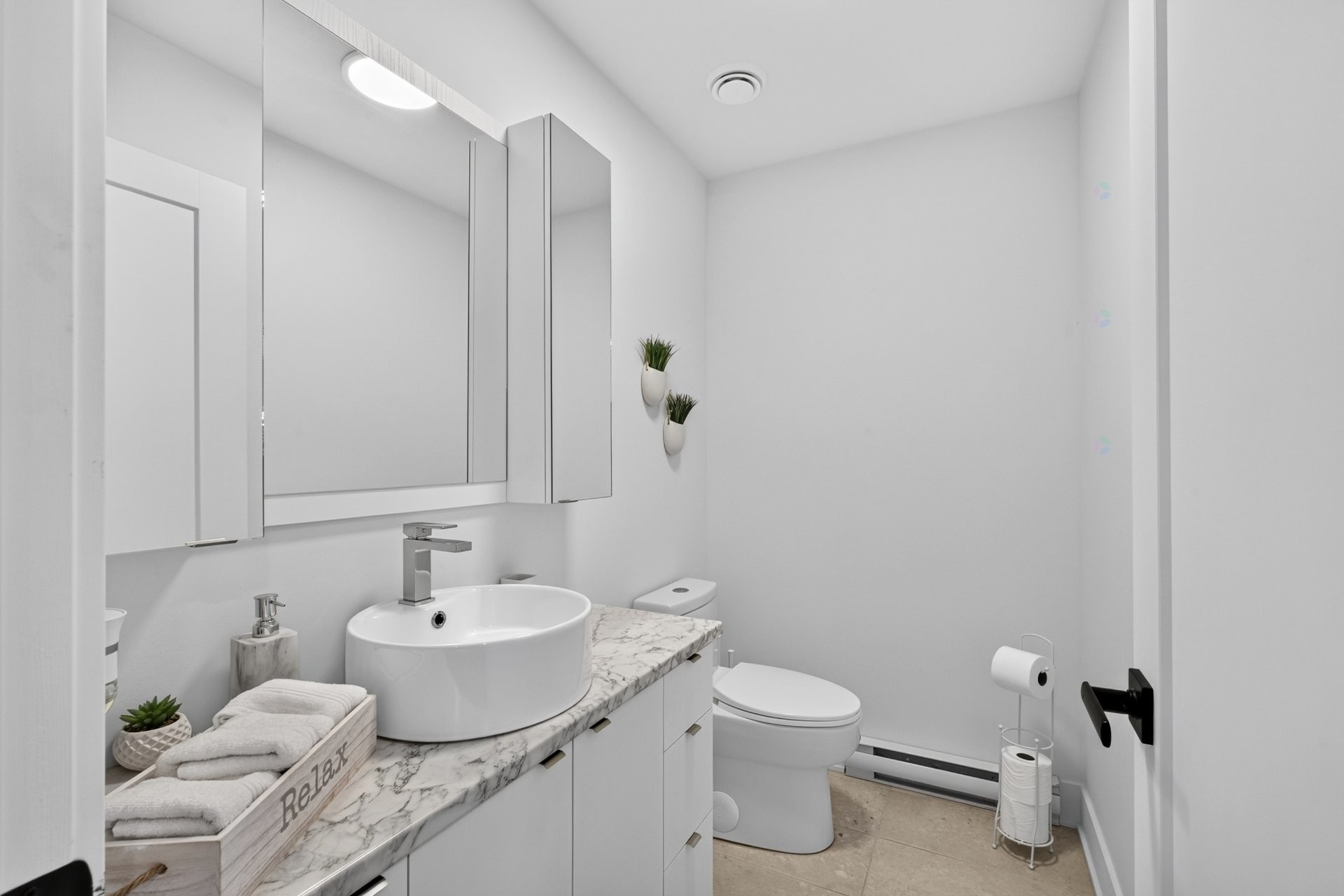Powder room - 20 Rue Rousse, Sainte-Clotilde, QC - Indoor Photo Showing Bathroom