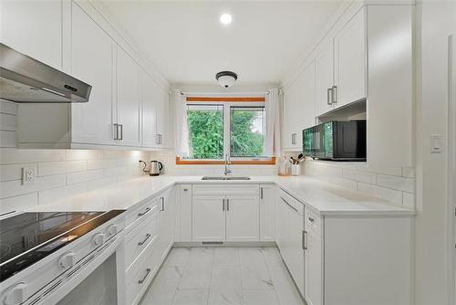 2 Voyageur Ave, Winnipeg, MB - Indoor Photo Showing Kitchen With Upgraded Kitchen