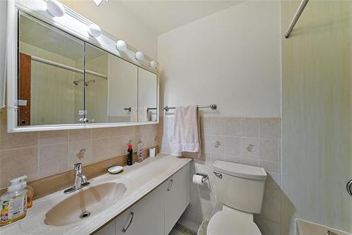 2 Voyageur Ave, Winnipeg, MB - Indoor Photo Showing Bathroom