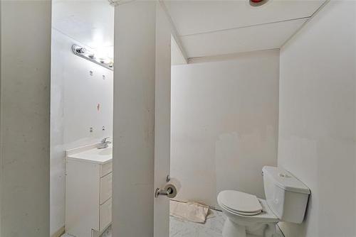 2 Voyageur Ave, Winnipeg, MB - Indoor Photo Showing Bathroom