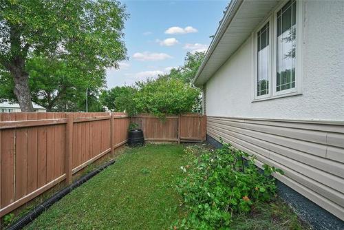 2 Voyageur Ave, Winnipeg, MB - Outdoor
