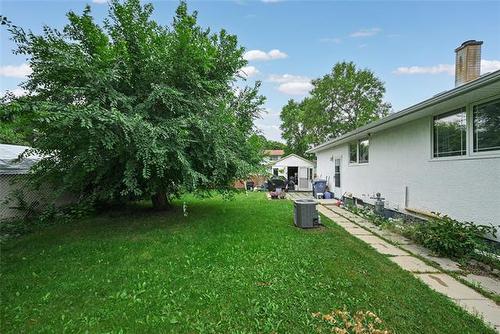 2 Voyageur Ave, Winnipeg, MB - Outdoor