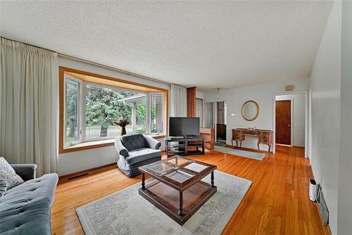 2 Voyageur Ave, Winnipeg, MB - Indoor Photo Showing Living Room