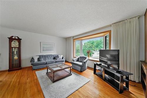2 Voyageur Ave, Winnipeg, MB - Indoor Photo Showing Living Room