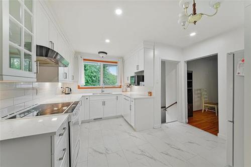 2 Voyageur Ave, Winnipeg, MB - Indoor Photo Showing Kitchen