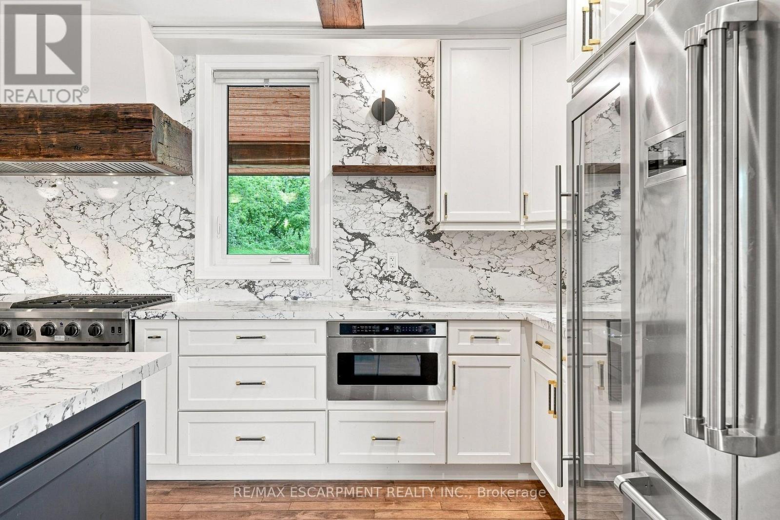 2019 Dundas Street, Burlington, ON - Indoor Photo Showing Kitchen With Upgraded Kitchen