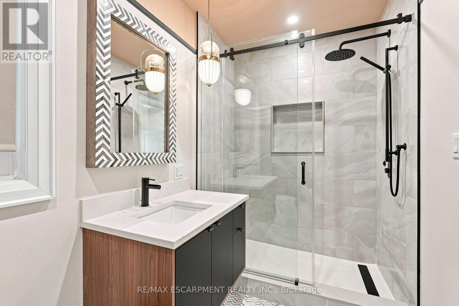 2019 Dundas Street, Burlington, ON - Indoor Photo Showing Bathroom