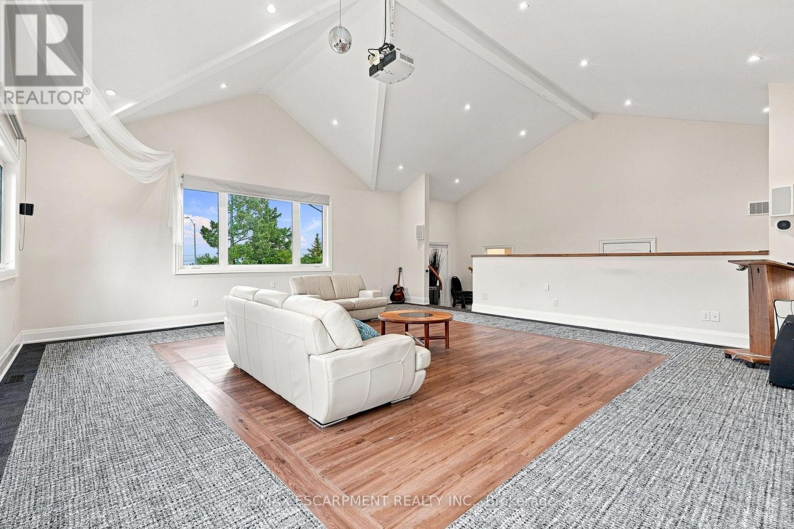 2019 Dundas Street, Burlington, ON - Indoor
