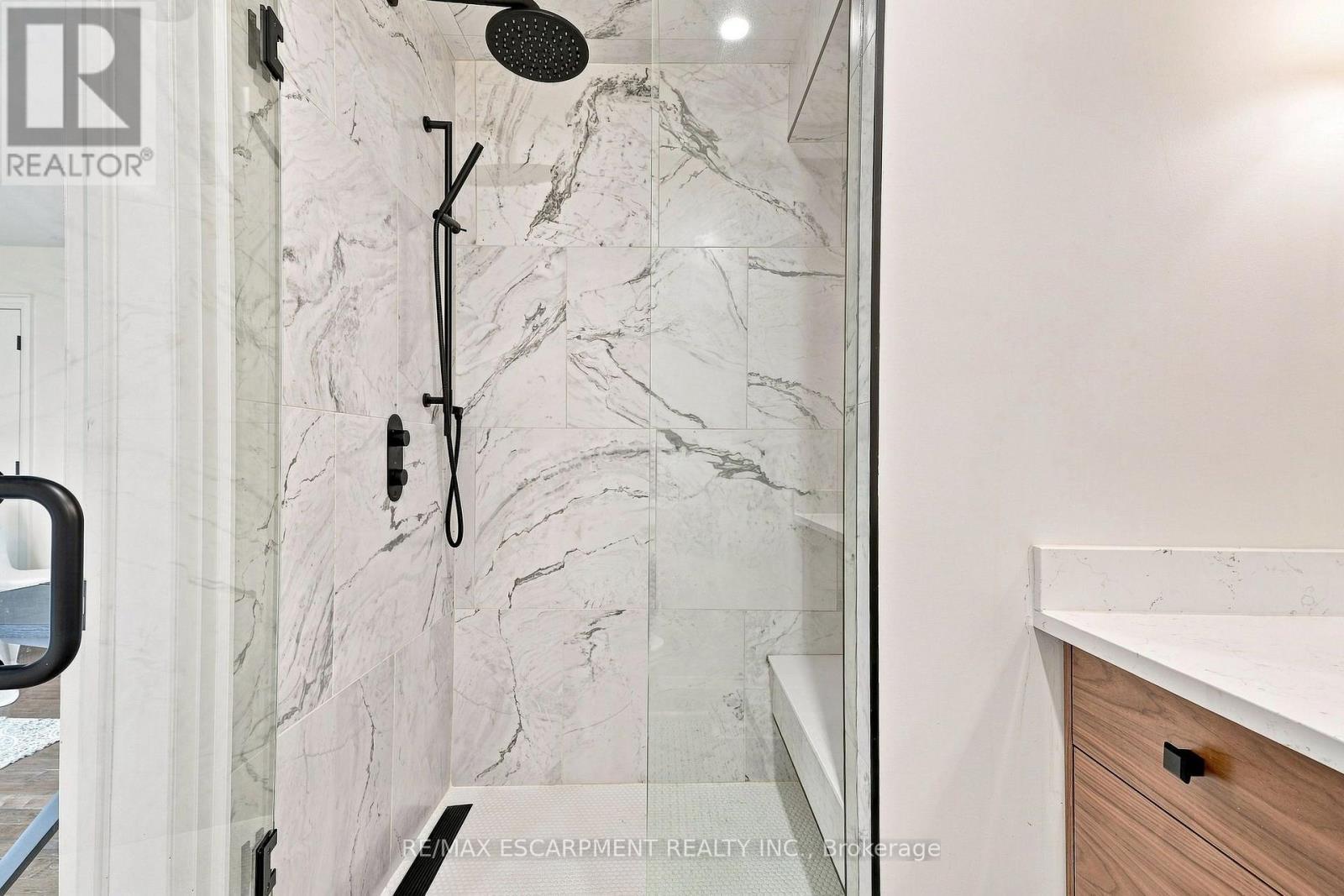 2019 Dundas Street, Burlington, ON - Indoor Photo Showing Bathroom