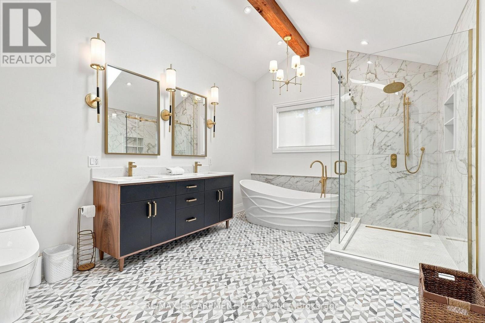 2019 Dundas Street, Burlington, ON - Indoor Photo Showing Bathroom