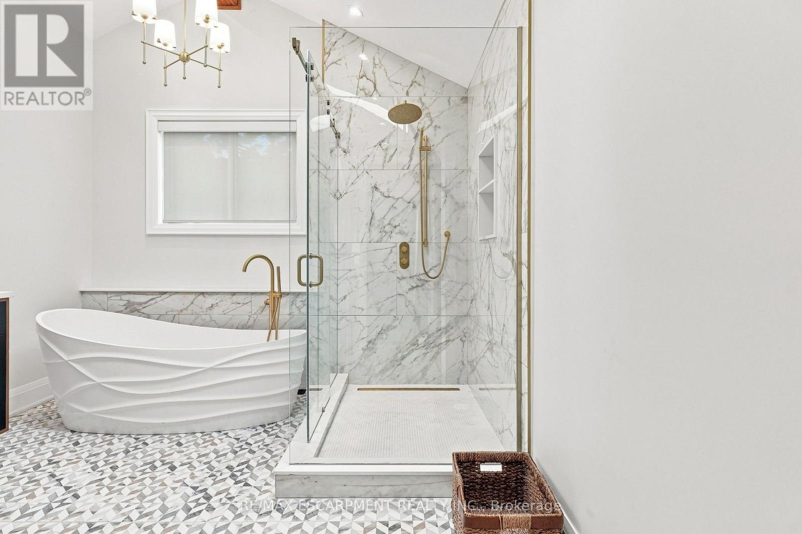 2019 Dundas Street, Burlington, ON - Indoor Photo Showing Bathroom