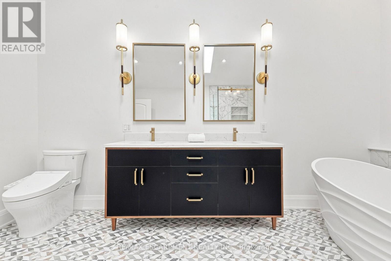 2019 Dundas Street, Burlington, ON - Indoor Photo Showing Bathroom
