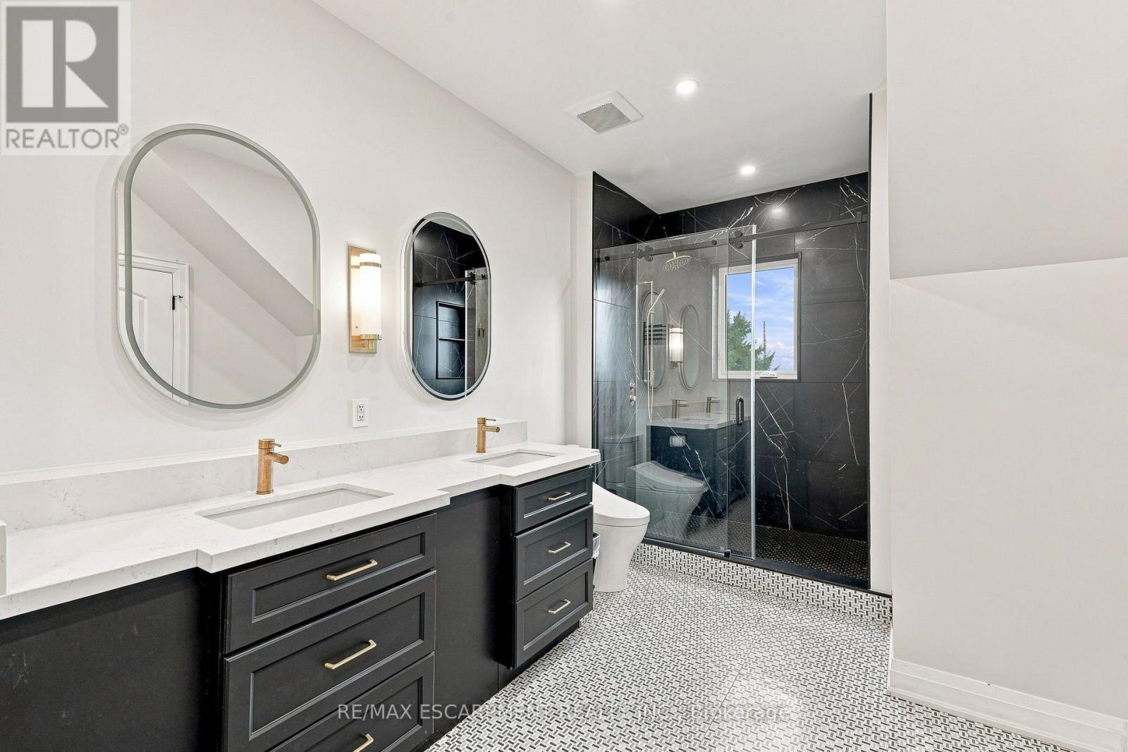 2019 Dundas Street, Burlington, ON - Indoor Photo Showing Bathroom